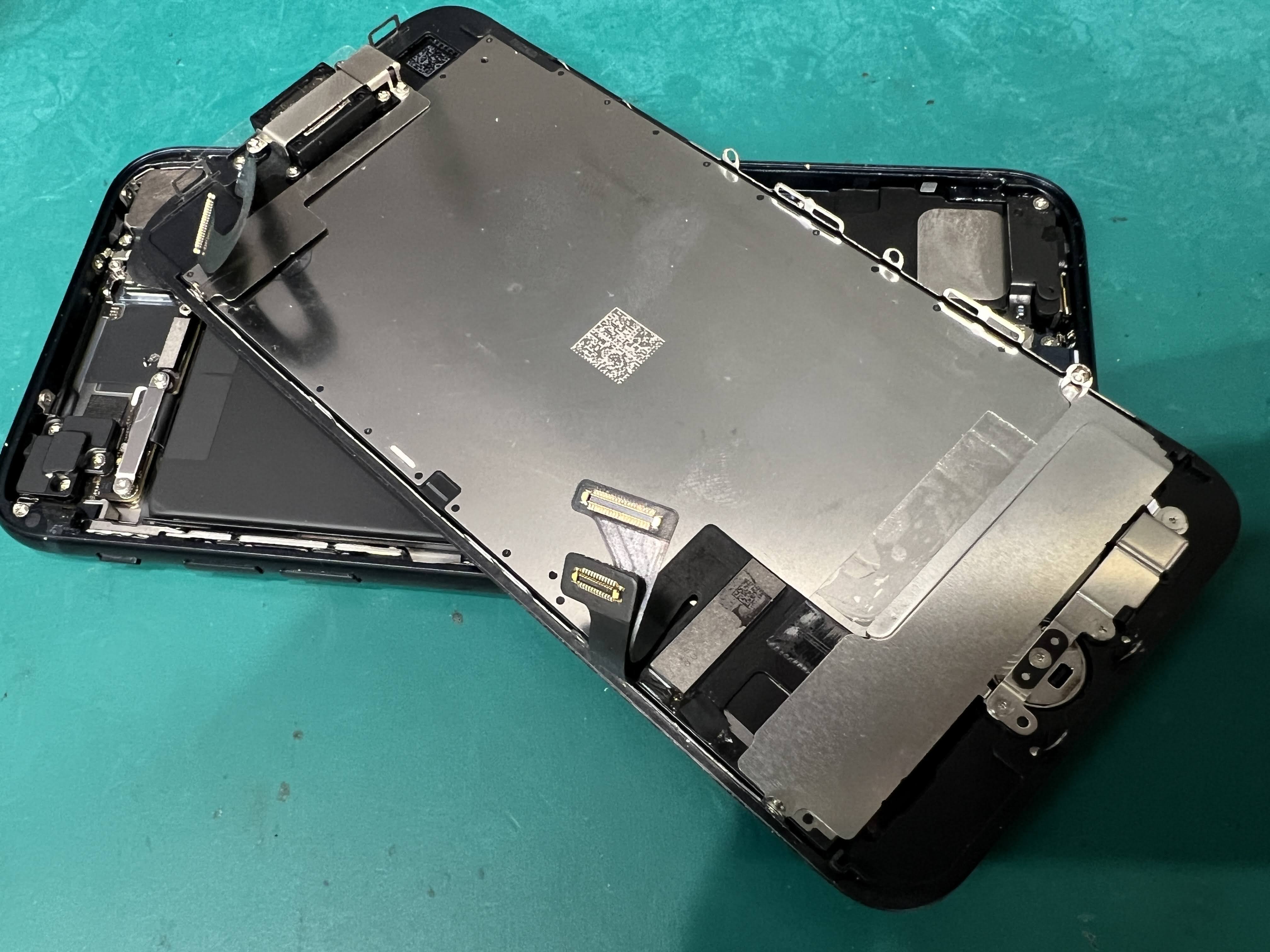 iPhone SE3の画面がバキバキに割れた！即日修理のスマホ修理工房ペリエ千葉店へ